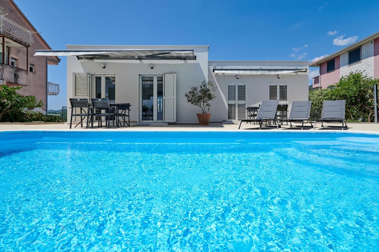 Nela & Sara - 2 Apartments With Heated Swimming Pool Seget Vranjica Zewnętrze zdjęcie