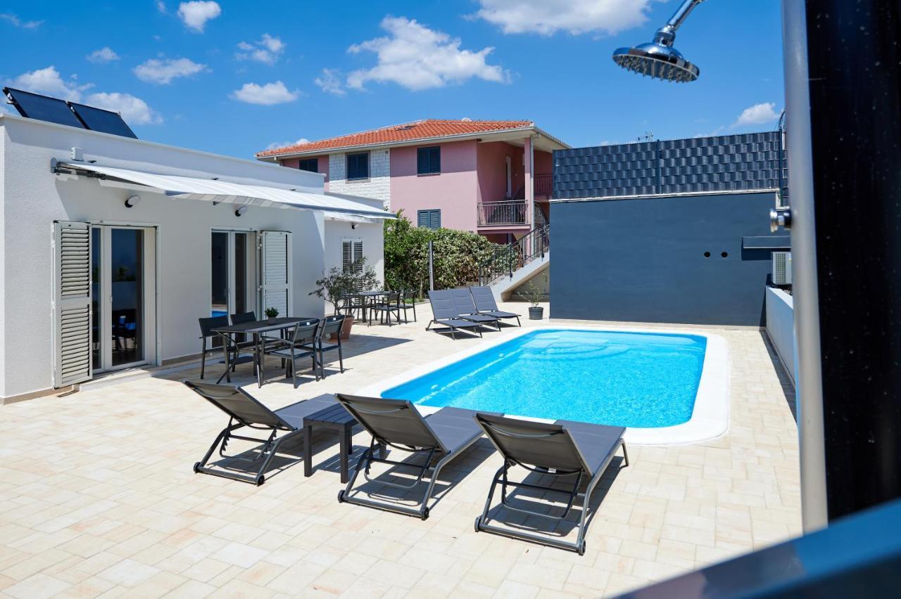 Nela & Sara - 2 Apartments With Heated Swimming Pool Seget Vranjica Zewnętrze zdjęcie